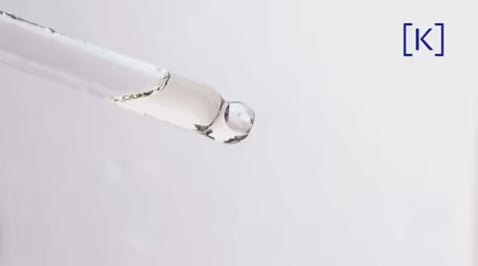 Vidéo du Sérum Repulpant IUM Paris, soin visage bio et vegan à base de potassium et sodium, texture légère et pénétration rapide pour une peau repulpée et revitalisée.