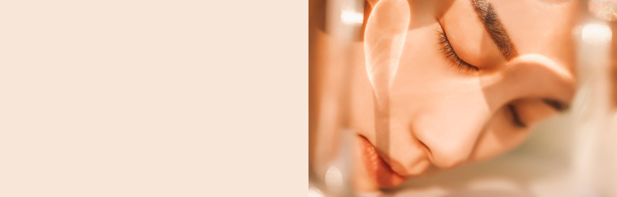 zoom visage femme avec lumière et eau fond beige