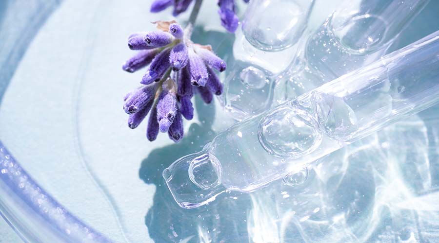 hydrolat de lavande vue de haut avec fleur de lavande et pipette en verre