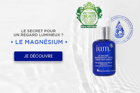 Photo du baume énergisant yeux au magnésium ium sur de l'eau transparente avec logo victoire de la beauté