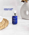 Falcon bleu de baume yeux ium dans salle de bain lumineuse avec accessoires de couleur beige