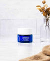 Falcon bleu de crème jeunesse ium dans salle de bain lumineuse avec accessoires de couleur beige