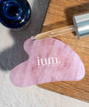 pierre massage visage gua sha en qurtz rose avec un sérum repulpant ium vue de haut