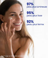 creme visage biofemme brune applique crème jeunesse ium sur le visage en souriant