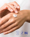 Texture crème jeunesse ium sur main de femme