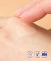 zoom sur la texture de la gelée nettoyante ium appliquée sur la main d'une femme